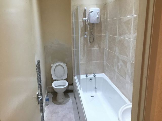  Image of 3 bedroom Flat to rent in Simonside Terrace Heaton Newcastle upon Tyne NE6 at Simonside Terrace Heaton Byker, NE6 5LF