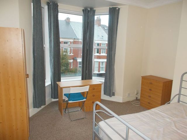  Image of 3 bedroom Flat to rent in Simonside Terrace Heaton Newcastle upon Tyne NE6 at Simonside Terrace Heaton Byker, NE6 5LA