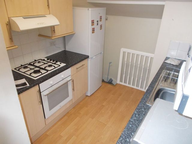  Image of 3 bedroom Flat to rent in Simonside Terrace Heaton Newcastle upon Tyne NE6 at Simonside Terrace Heaton Byker, NE6 5LA