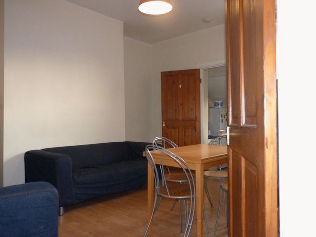  Image of 3 bedroom Flat to rent in Simonside Terrace Heaton Newcastle upon Tyne NE6 at Simonside Terrace Heaton Byker, NE6 5LA