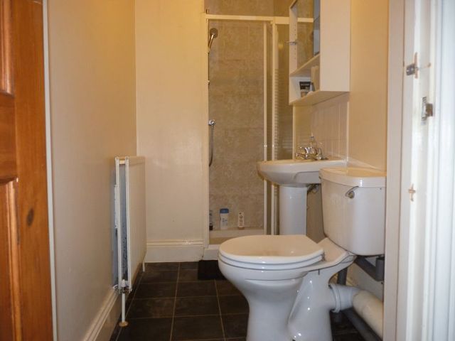  Image of 3 bedroom Flat to rent in Simonside Terrace Heaton Newcastle upon Tyne NE6 at Simonside Terrace Heaton Byker, NE6 5LA