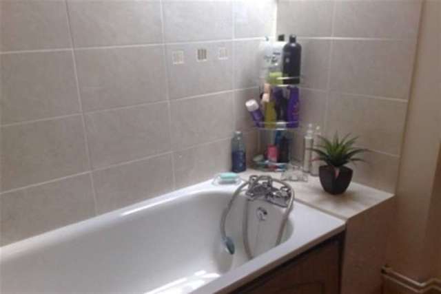  Image of 1 bedroom Flat to rent in Perryfield Road Crawley RH11 at Crawley, RH11 8AT