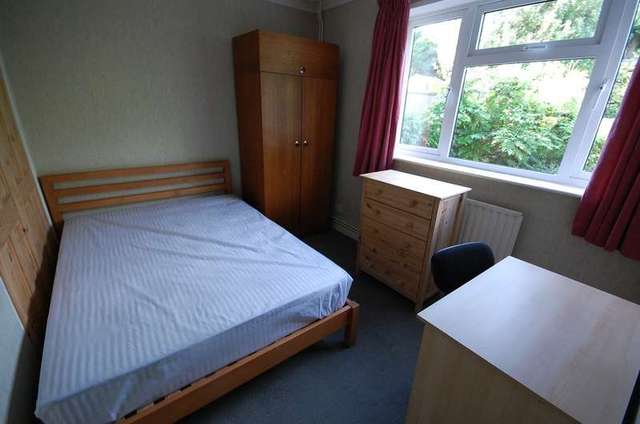  Image of 4 bedroom Detached house to rent in Walpole Road Winchester SO22 at Stanmore  Winchester, SO22 4ER