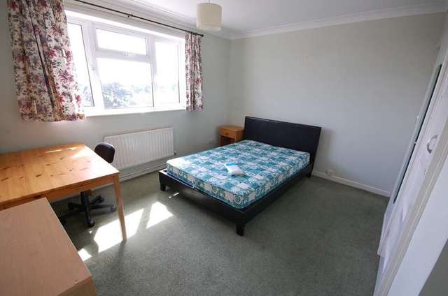  Image of 4 bedroom Detached house to rent in Walpole Road Winchester SO22 at Stanmore  Winchester, SO22 4ER