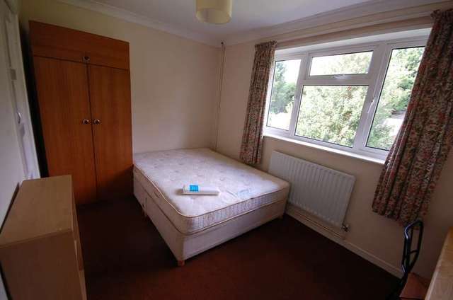  Image of 4 bedroom Detached house to rent in Walpole Road Winchester SO22 at Stanmore  Winchester, SO22 4ER