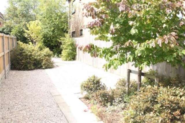 Image of 2 bedroom Flat to rent in Station Road Cuffley Potters Bar EN6 at Potters Bar, EN6 4HX