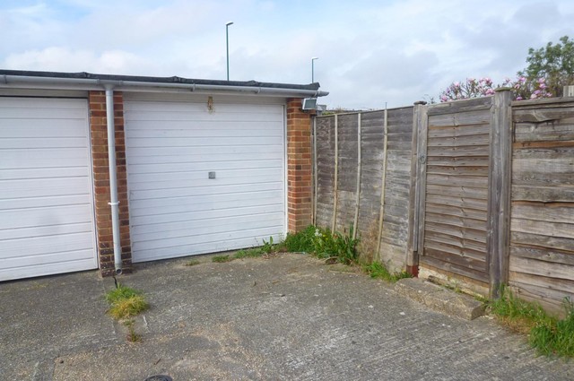  Image of 3 bedroom Semi-Detached house to rent in Stoneage Close Bognor Regis PO22 at Bognor Regis, PO22 9QN