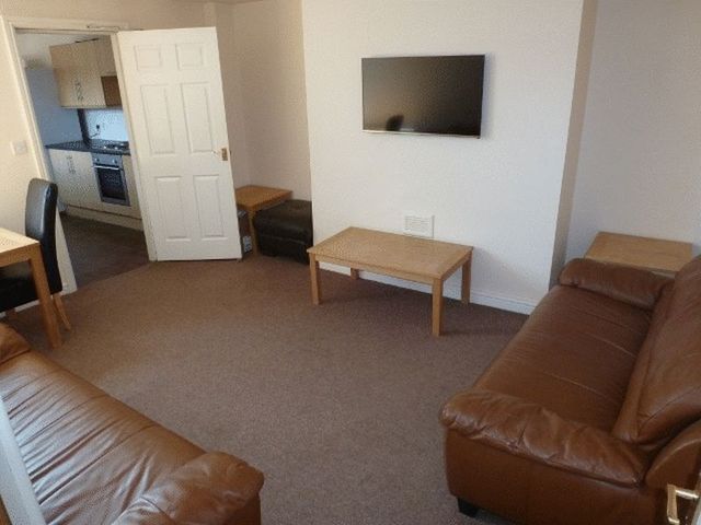  Image of 6 bedroom Detached house to rent in Stratford Grove West Newcastle upon Tyne NE6 at Stratford Grove West Sandyford Byker, NE6 5BB