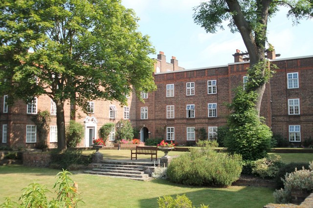  Image of 2 bedroom Flat to rent in St. Andrews Square Surbiton KT6 at St. Andrews Square  Surbiton, KT6 4EB