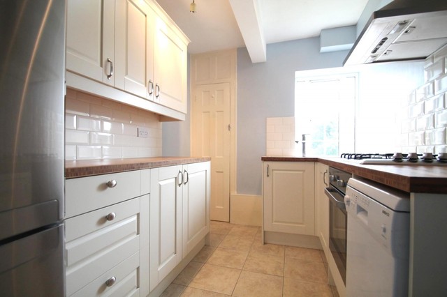  Image of 2 bedroom Flat to rent in St. Andrews Square Surbiton KT6 at St. Andrews Square  Surbiton, KT6 4EB