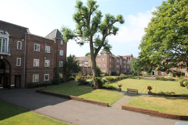  Image of 2 bedroom Flat to rent in St. Andrews Square Surbiton KT6 at St. Andrews Square  Surbiton, KT6 4EB