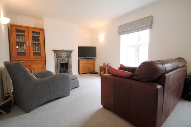  Image of 2 bedroom Flat to rent in St. Andrews Square Surbiton KT6 at St. Andrews Square  Surbiton, KT6 4EB