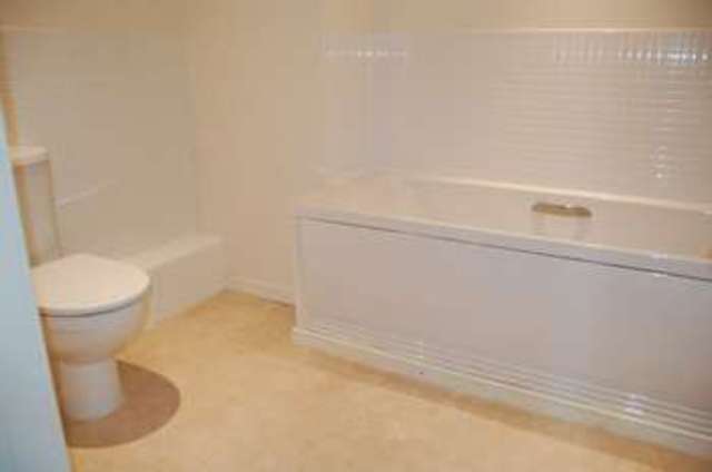  Image of 2 bedroom Flat to rent in The Decks Runcorn WA7 at The Decks  Runcorn, WA7 1GR