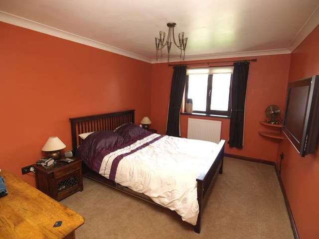  Image of 2 bedroom Ground Flat to rent in Thorpe Hall Close Norwich NR7 at Thorpe Hall Close thorpe st andrew Norwich, NR7 0TH