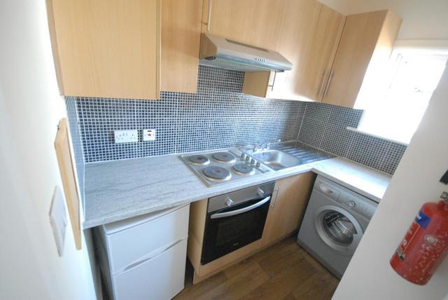  Image of 1 bedroom Flat to rent in Tooting High Street London SW17 at Tooting, SW17 0SF