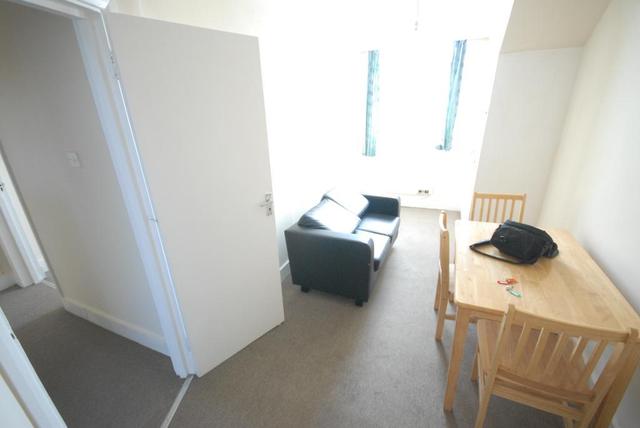  Image of 1 bedroom Flat to rent in Tooting High Street London SW17 at Tooting, SW17 0SF