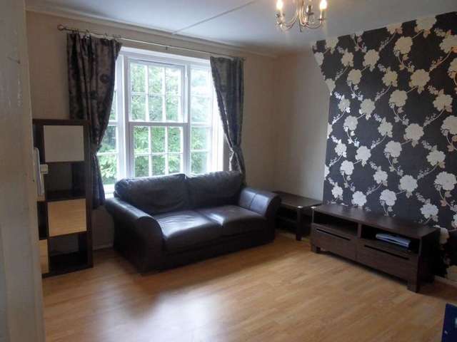  Image of 3 bedroom Flat to rent in Phoenix Road London NW1 at London, NW1 1ER