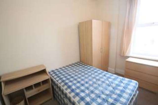  Image of 3 bedroom Flat to rent in Warton Terrace Heaton Newcastle upon Tyne NE6 at Warton Terrace Heaton Newcastle Upon Tyne, NE6 5LS