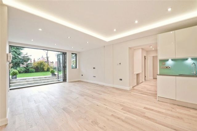  Image of 2 bedroom Flat to rent in West Heath Road London NW3 at West Heath Road Array Swiss Cottage, NW3 7TT