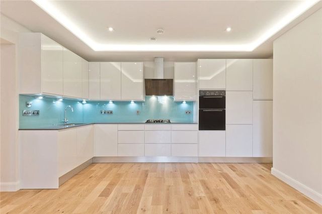  Image of 2 bedroom Flat to rent in West Heath Road London NW3 at West Heath Road Array Swiss Cottage, NW3 7TT