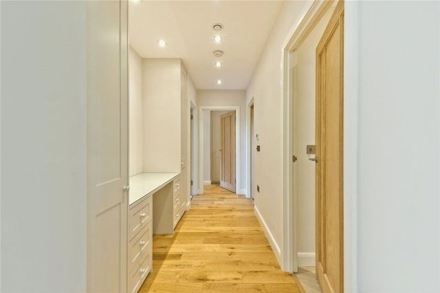  Image of 2 bedroom Flat to rent in West Heath Road London NW3 at West Heath Road Array Swiss Cottage, NW3 7TT