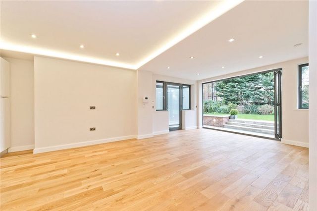  Image of 2 bedroom Flat to rent in West Heath Road London NW3 at West Heath Road Array Swiss Cottage, NW3 7TT