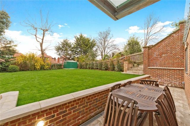 Image of 2 bedroom Flat to rent in West Heath Road London NW3 at West Heath Road Array Swiss Cottage, NW3 7TT