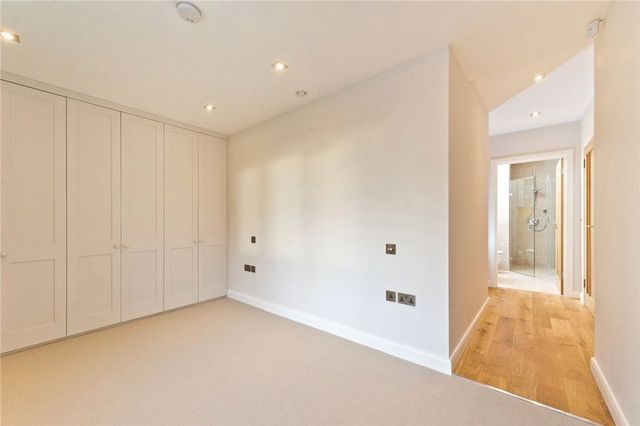  Image of 2 bedroom Flat to rent in West Heath Road London NW3 at West Heath Road Array Swiss Cottage, NW3 7TT