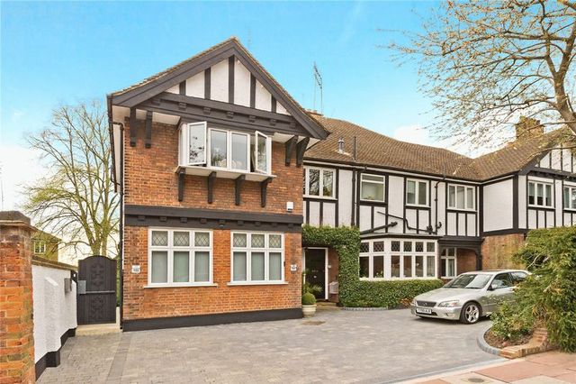  Image of 2 bedroom Flat to rent in West Heath Road London NW3 at West Heath Road Array Swiss Cottage, NW3 7TT