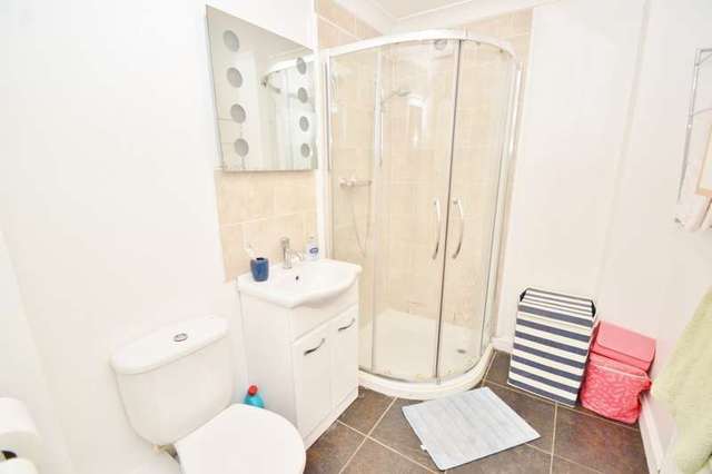  Image of 1 bedroom Flat to rent in Alumdale Road Westbourne Bournemouth BH4 at Bournemouth, BH4 8HX