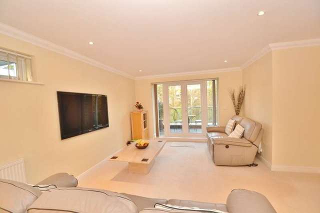  Image of 2 bedroom Flat to rent in Surrey Road Westbourne Bournemouth BH4 at 41a Surrey Road Westbourne Bournemouth, BH4 9JH