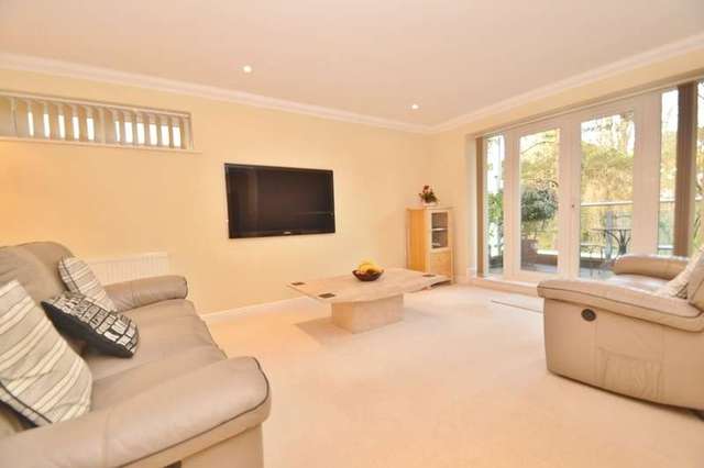  Image of 2 bedroom Flat to rent in Surrey Road Westbourne Bournemouth BH4 at 41a Surrey Road Westbourne Bournemouth, BH4 9JH