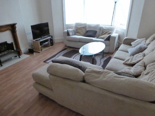  Image of 6 bedroom Detached house to rent in Wingrove Road Fenham Newcastle upon Tyne NE4 at Wingrove Road Array Blakelaw, NE4 9BS