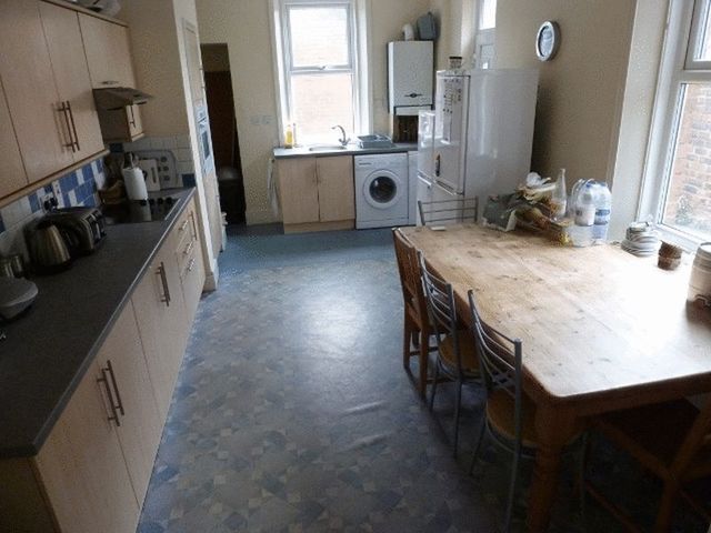  Image of 6 bedroom Detached house to rent in Wingrove Road Fenham Newcastle upon Tyne NE4 at Wingrove Road Array Blakelaw, NE4 9BS