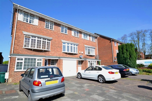  Image of 4 bedroom Property to rent in Woodside Avenue London N12 at Woodside Park, N12 8AN