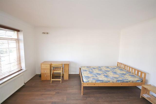  Image of 4 bedroom Property to rent in Woodside Avenue London N12 at Woodside Park, N12 8AN