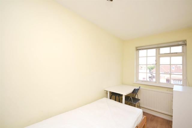  Image of 4 bedroom Property to rent in Woodside Avenue London N12 at Woodside Park, N12 8AN