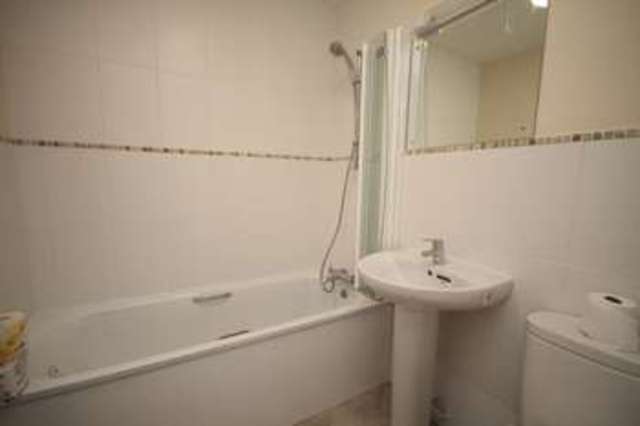  Image of 2 bedroom Flat to rent in Avenue Road Torquay TQ2 at Avenue Road  Torquay, TQ2 5JZ