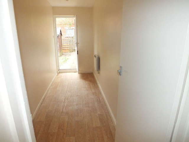  Image of 1 bedroom Flat to rent in Basingstoke Road Reading RG2 at Reading Berkshire Whitley, RG2 0ET