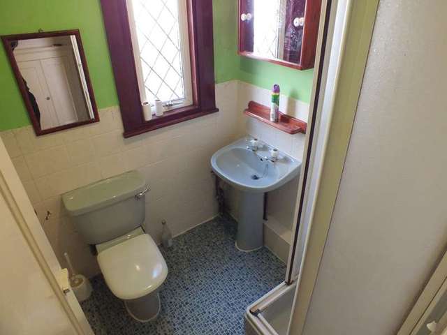  Image of 1 bedroom Flat to rent in Basingstoke Road Reading RG2 at Reading Berkshire Whitley, RG2 0ET
