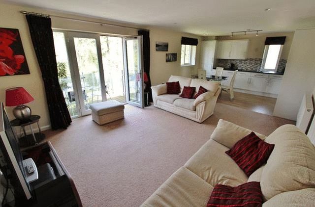  Image of 2 bedroom Flat for sale in Brighton Road Coulsdon CR5 at Brighton Road  Coulsdon, CR5 3DY