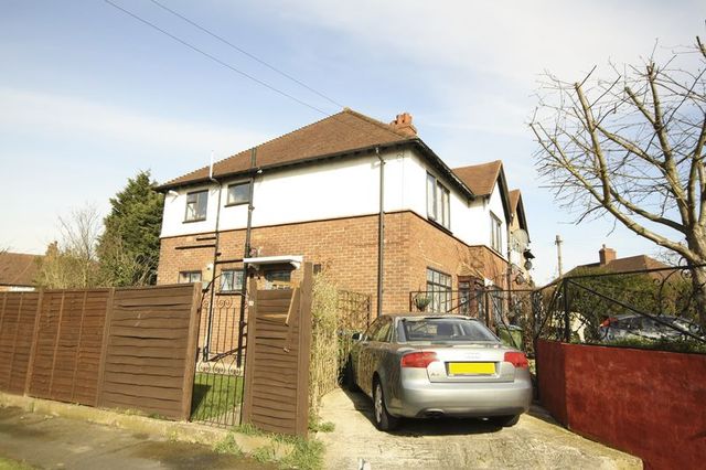  Image of 3 bedroom Maisonette to rent in Campfield Road London SE9 at Campfield Road  Eltham, SE9 5JG