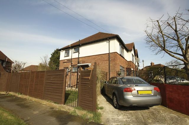  Image of 3 bedroom Maisonette to rent in Campfield Road London SE9 at Campfield Road  Eltham, SE9 5JG