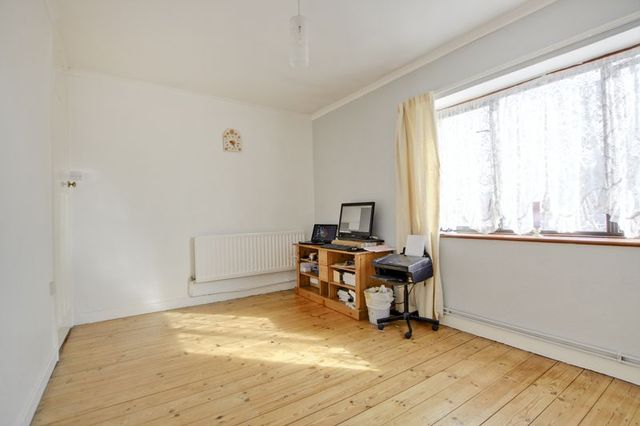  Image of 3 bedroom Maisonette to rent in Campfield Road London SE9 at Campfield Road  Eltham, SE9 5JG