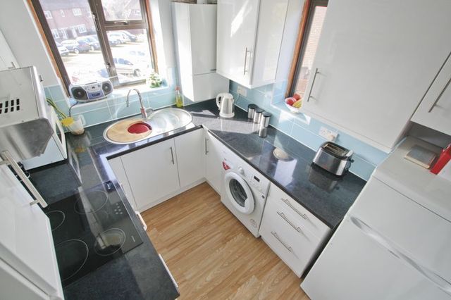  Image of 3 bedroom Maisonette to rent in Campfield Road London SE9 at Campfield Road  Eltham, SE9 5JG