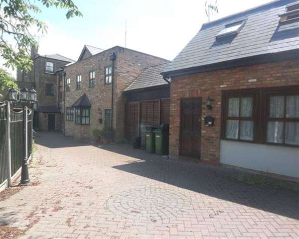  Image of 2 bedroom Apartment to rent in Chestnut Mews The Square Woodford Green IG8 at Woodford Green, IG8 0US
