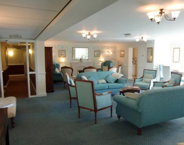  Image of 1 bedroom Apartment to rent in Sandbanks Road Parkstone Poole BH14 at Churchill Lodge 234 Sandbanks Road POOLE, BH14 8HA