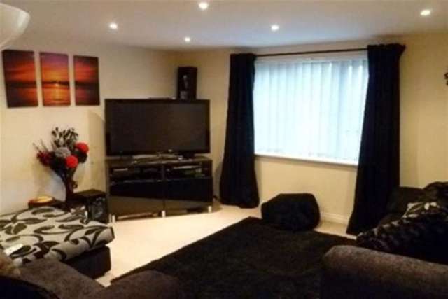  Image of 1 bedroom Flat to rent in Spinner Croft Chesterfield S40 at Chesterfield, S40 2GD