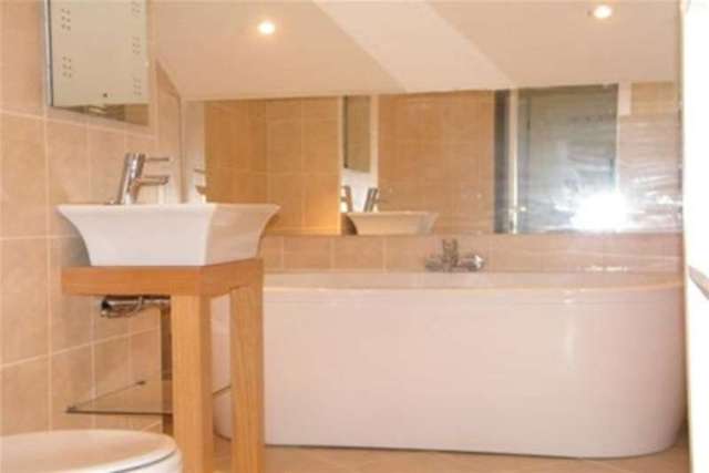  Image of 2 bedroom Flat to rent in Copps Road Leamington Spa CV32 at Leamington Spa, CV32 5JW