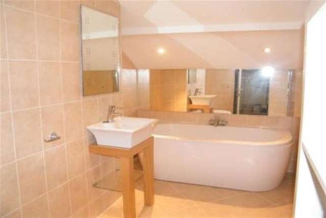  Image of 2 bedroom Flat to rent in Copps Road Leamington Spa CV32 at Leamington Spa, CV32 5JW